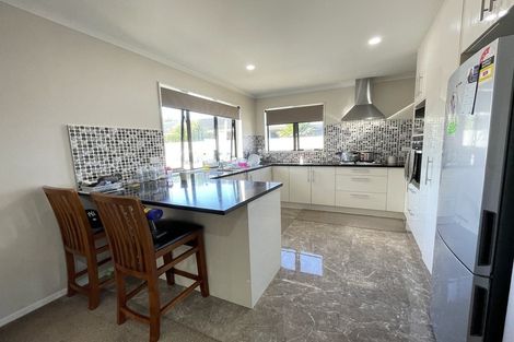 Photo of property in 3 Addison Drive, Glendene, Auckland, 0602