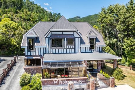 Photo of property in 1 Hobbit Lane, Pinehaven, Upper Hutt, 5371