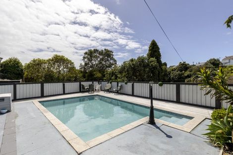 Photo of property in 46 Seaview Road, Marfell, New Plymouth, 4310