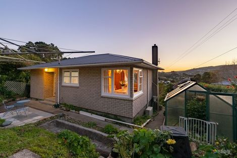 Photo of property in 19 Omega Street, Newlands, Wellington, 6037