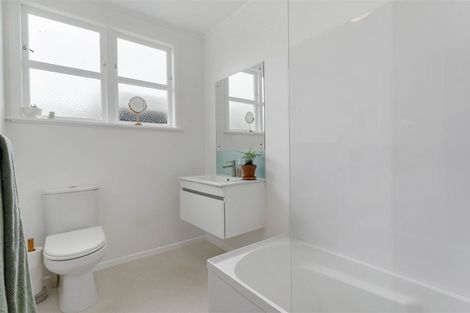 Photo of property in 32 Lynden Avenue, Hillcrest, Auckland, 0627