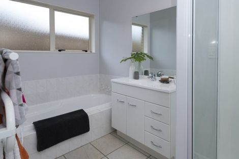 Photo of property in 3 Millisle Place, East Tamaki Heights, Auckland, 2016