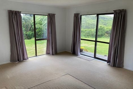 Photo of property in 26 Fernhaven Grove, Newlands, Wellington, 6037