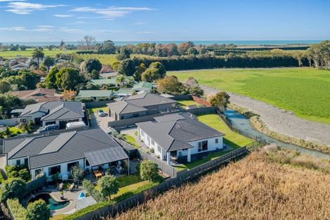 Photo of property in 32 Heynes Place, Clive, 4102