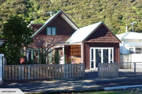 Photo of property in 12 Maire Street, Eastbourne, Lower Hutt, 5013