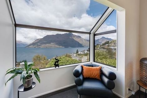 Photo of property in 67 Wynyard Crescent, Fernhill, Queenstown, 9300