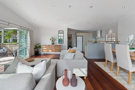 Photo of property in 2/2 Salem Place, Torbay, Auckland, 0630