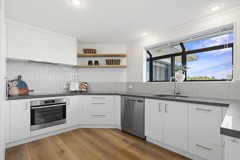 Photo of property in 23 Brookesmith Drive, Waiuku, 2123