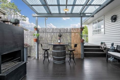 Photo of property in 19 Beach Road, Mellons Bay, Auckland, 2014