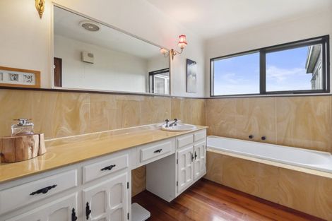 Photo of property in 8 Shearwater Rise, Rothesay Bay, Auckland, 0630