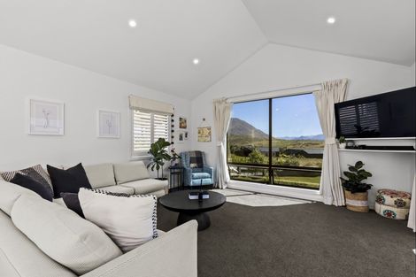 Photo of property in 12 Kinross Lane, Jacks Point, Queenstown, 9371