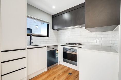 Photo of property in 43d Mirrabooka Avenue, Botany Downs, Auckland, 2010