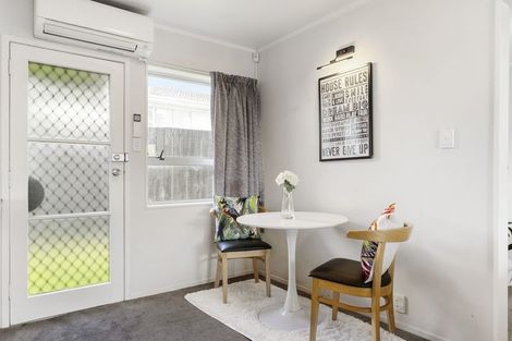 Photo of property in 2/94 Lynwood Road, New Lynn, Auckland, 0600