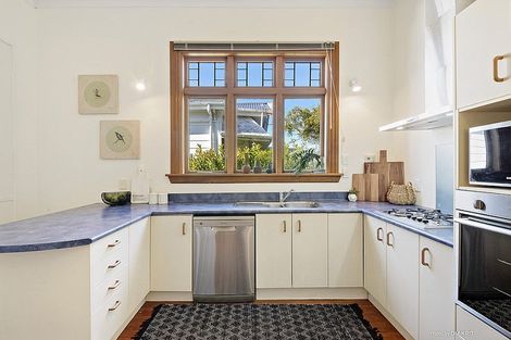 Photo of property in 26 Grove Road, Kelburn, Wellington, 6012