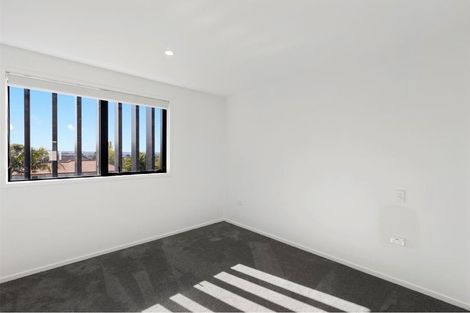 Photo of property in 5/80 Awaroa Road, Sunnyvale, Auckland, 0612