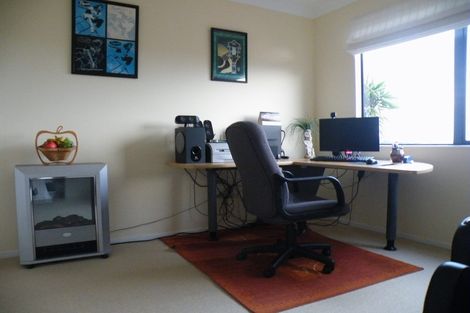 Photo of property in 6 Cricklade Terrace, Windsor Park, Auckland, 0632