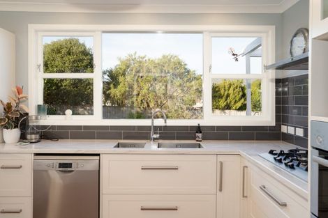 Photo of property in 2 Fitzwilliam Terrace, Tawa, Wellington, 5028