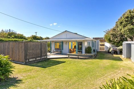 Photo of property in 43 Pinedale Crescent, Riversdale Beach, Masterton, 5872