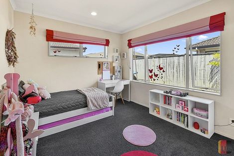 Photo of property in 50 Stranraer Crescent, Wattle Downs, Auckland, 2103
