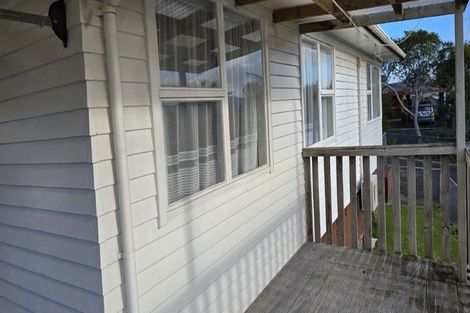 Photo of property in 39 Kirrie Avenue, Te Atatu South, Auckland, 0610