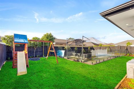 Photo of property in 5 Aporo Drive, Kumeu, 0810