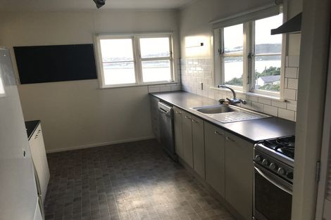 Photo of property in 41 Hungerford Road, Lyall Bay, Wellington, 6022