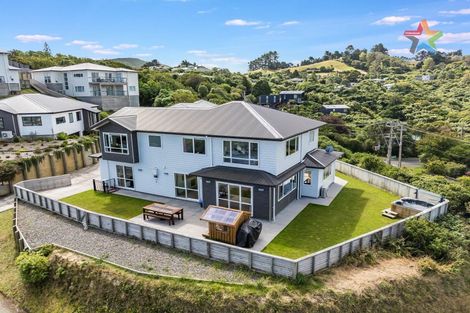 Photo of property in 2 Poto Road, Normandale, Lower Hutt, 5010