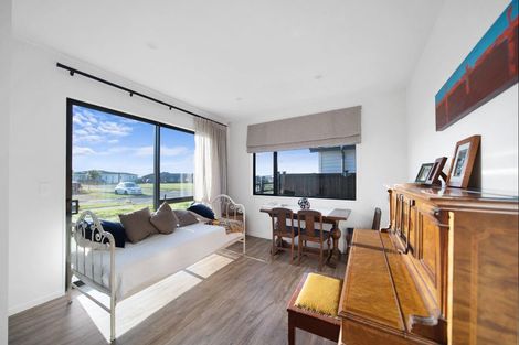 Photo of property in 11 Koiora Road, Clarks Beach, 2122