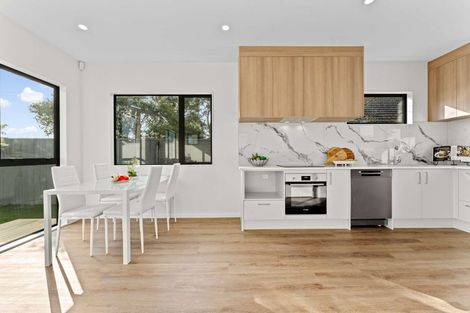 Photo of property in 2/113 Flanshaw Road, Te Atatu South, Auckland, 0610