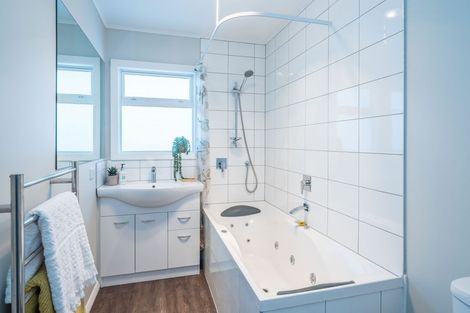 Photo of property in 9 Nugget Grove, Raumati Beach, Paraparaumu, 5032