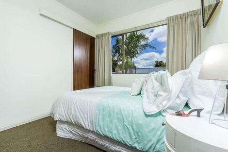 Photo of property in 1/5 Clematis Avenue, Murrays Bay, Auckland, 0630