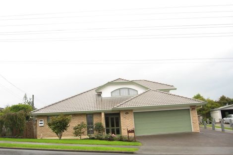 Photo of property in 2/70 Uxbridge Road, Mellons Bay, Auckland, 2014