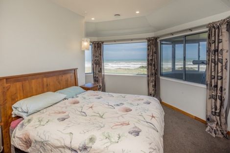 Photo of property in 14 Marine Parade South, Foxton Beach, Foxton, 4815