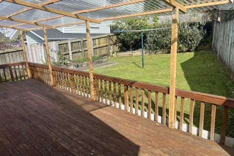 Photo of property in 2/5 Mchardy Place, Glenfield, Auckland, 0627