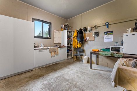 Photo of property in 744 Waitakere Road, Kumeu, 0891