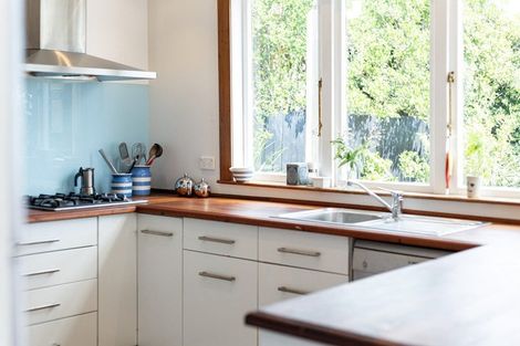 Photo of property in 18 Mills Road, Brooklyn, Wellington, 6021