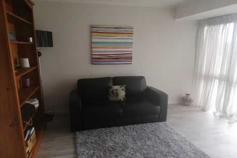 Photo of property in 2 Chelverton Terrace, Red Beach, 0932