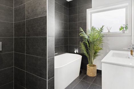 Photo of property in 33 Little Alpha Loop, Wanaka, 9305