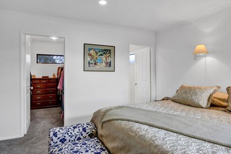 Photo of property in 10 Taylor Place, Merrilands, New Plymouth, 4312