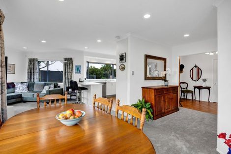 Photo of property in 10 Taylor Place, Merrilands, New Plymouth, 4312