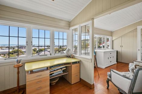 Photo of property in 124 Pendarves Street, New Plymouth, 4312