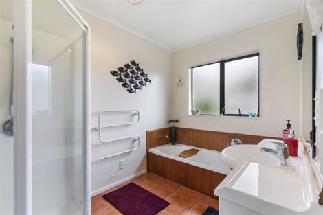 Photo of property in 16 Berkshire Terrace, Massey, Auckland, 0614
