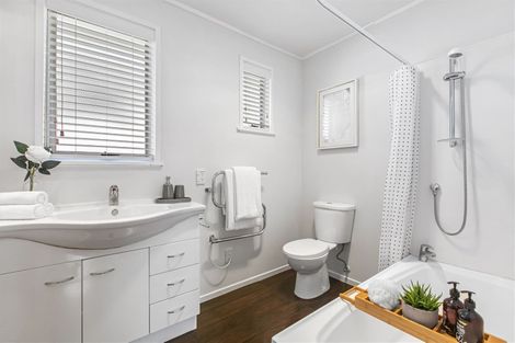 Photo of property in 52 Ravenwood Drive, Forrest Hill, Auckland, 0620