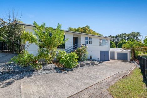 Photo of property in 39 Totaravale Drive, Totara Vale, Auckland, 0629