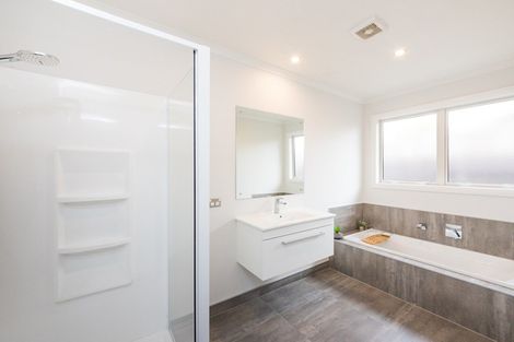 Photo of property in 10 Silicon Way, Fitzherbert, Palmerston North, 4410