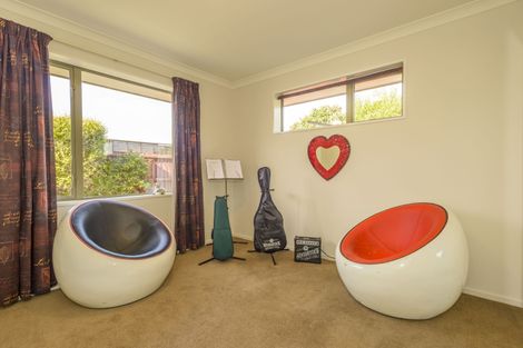 Photo of property in 33 Bottle Lake Drive, Parklands, Christchurch, 8083