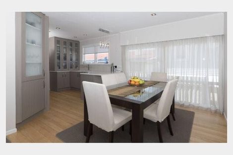 Photo of property in 39 Megan Avenue, Pakuranga Heights, Auckland, 2010