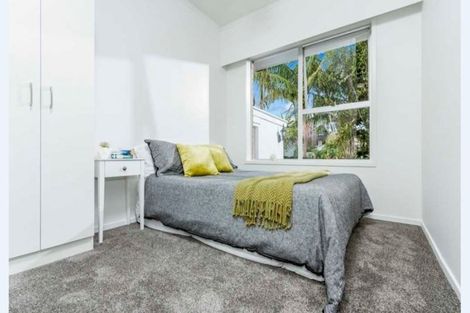 Photo of property in 2/8 Tobruk Crescent, Milford, Auckland, 0620