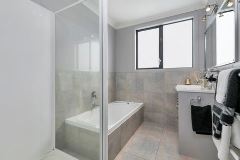 Photo of property in 11k Clearwater Cove, West Harbour, Auckland, 0618