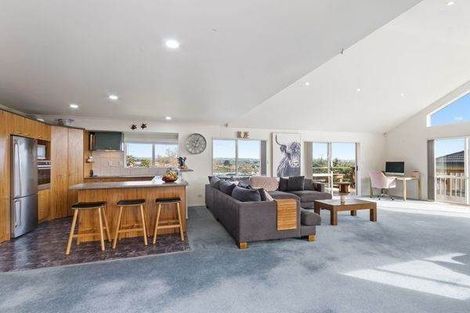 Photo of property in 17 Bella Villa Drive, Waiuku, 2123